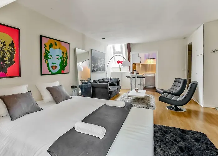 Nest In Saint-michel