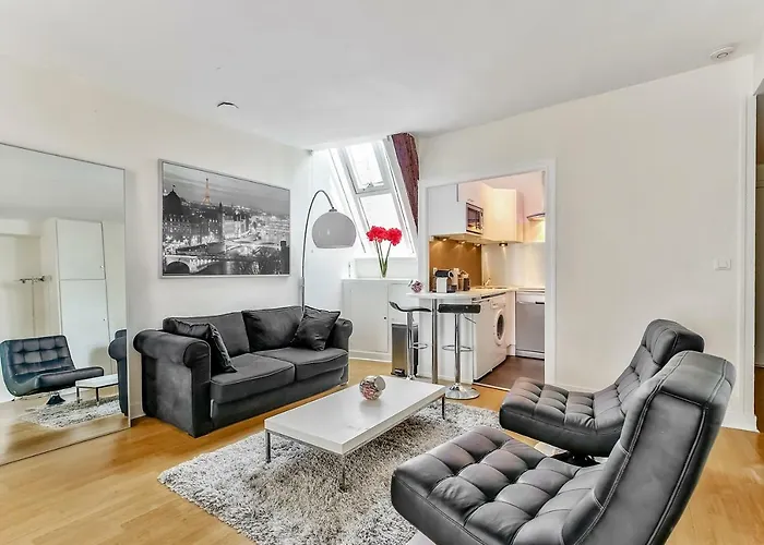 Nest In Saint-michel